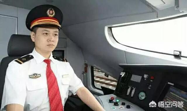 高铁驾驶室发生灵异事件:高铁司机全程不能离开驾驶室，那他们是怎么上厕所的？