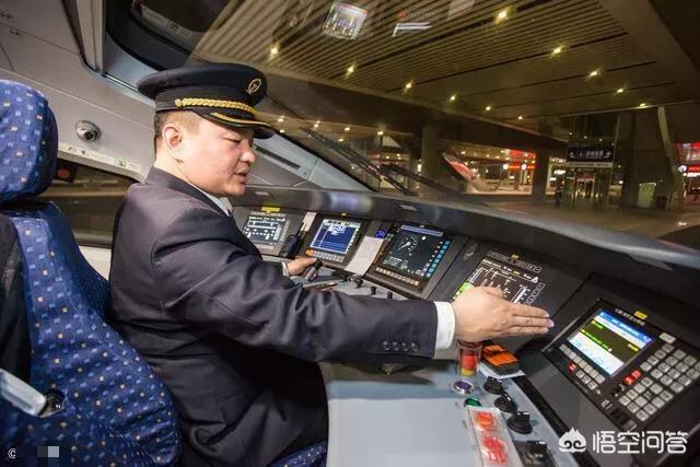 高铁驾驶室发生灵异事件:高铁司机全程不能离开驾驶室，那他们是怎么上厕所的？