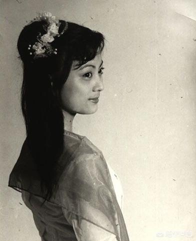 杨钰莹年龄和个人资料:同样是“甜歌皇后”，李玲玉与杨钰莹有何区别？