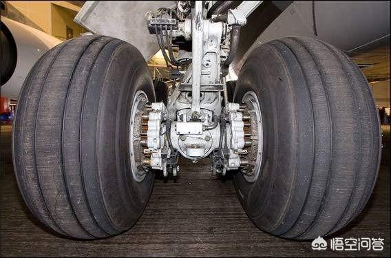 飛機起飛時是靠輪子驅動起飛還是靠發動機噴氣驅動起飛的？