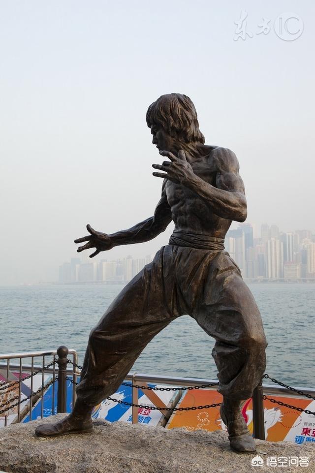 头条问答 - 李小龙既然是叶问的高徒,为什么很少见他打传统的咏春拳?