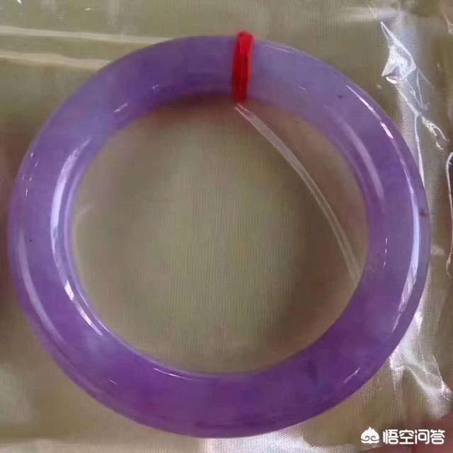 玉镯带紫色是什么玉,年轻人戴紫罗兰翡翠手镯可以吗？