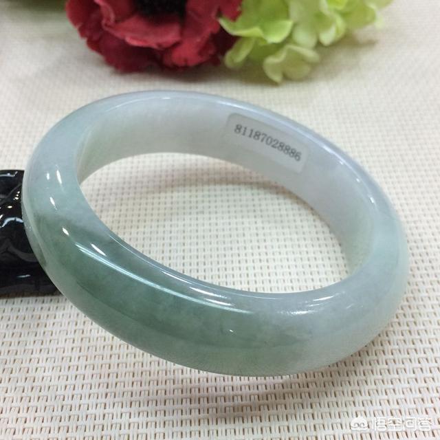 玉手镯图片女款大全,40岁的女人，戴什么颜色的玉镯子好看？