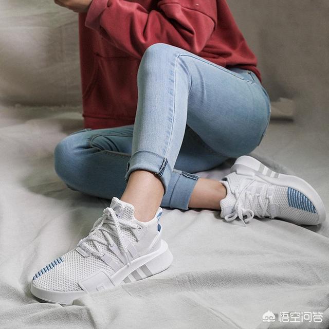 红狞猫鞋的图片:初夏如何搭配“绑带鞋”，怎么搭配更有回头率？