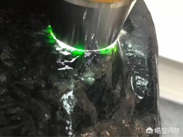 翡翠原石皮太厚了,怎么看原石里面有没有翠？