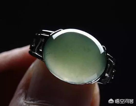 灰色翡翠玉镯是什么玉,玻璃种翡翠为何会发“灰”？