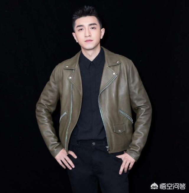 男友风军绿色上衣，怎么搭更时尚