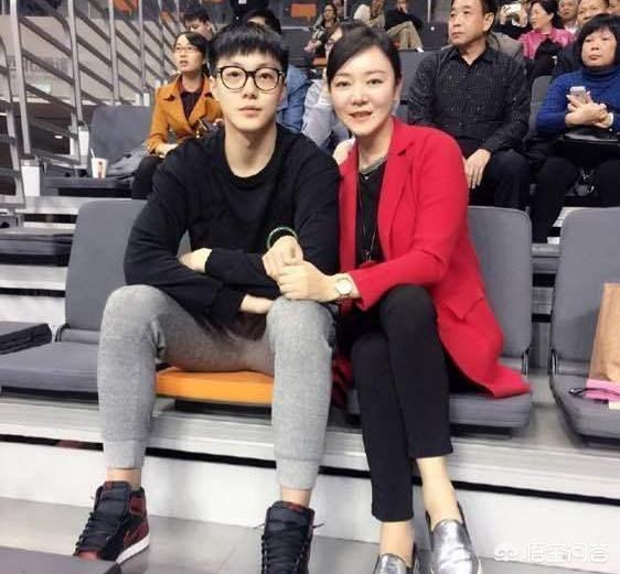 漂亮妈妈唐雅婷:CBA小将胡明轩的妈妈为什么被一些球迷称为“最美妈妈”？