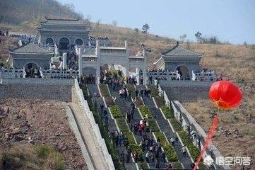葛优低调出席酒宴:父亲去世，一切从简，不办宴席是不孝吗？会被村里长辈骂吗？