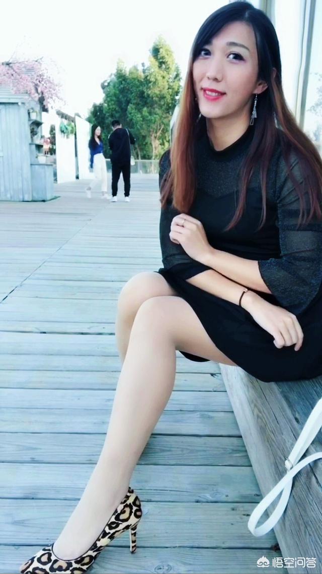 连身袜怎么上厕所:女人的连体丝袜和长筒丝袜有什么区别？