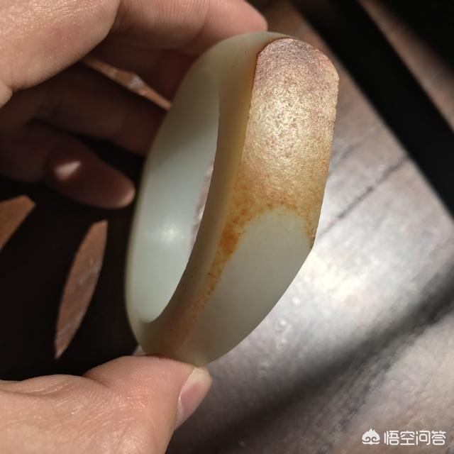 买的翡翠镯子白色的,白色玉手镯为什么戴久了会变色？