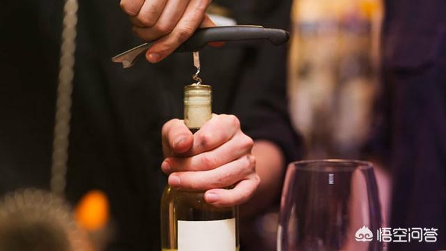 红酒开瓶器使用图解，如何优雅的用开瓶器打开一瓶红酒呢