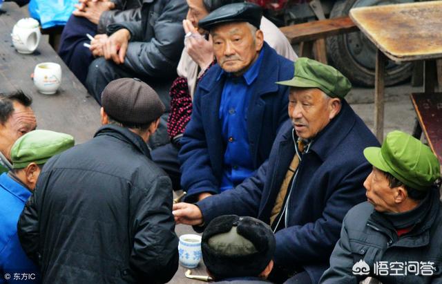在农村集市的茶馆里,一群老头只买一碗酒却每人一口轮着喝,难道就不觉得脏吗？你怎么看？