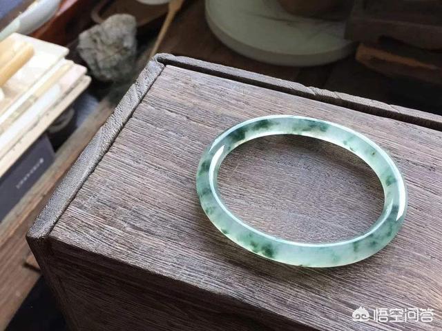 玉手镯图片女款大全,40岁的女人，戴什么颜色的玉镯子好看？