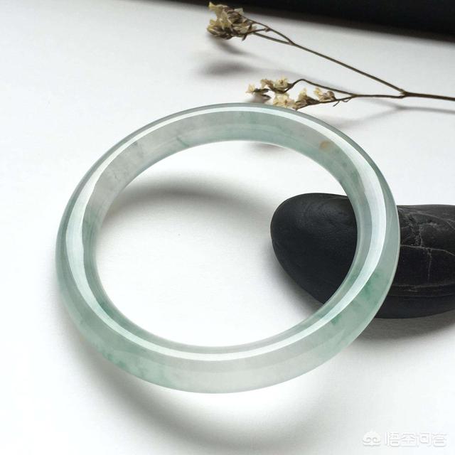 玉手镯图片女款大全,40岁的女人，戴什么颜色的玉镯子好看？