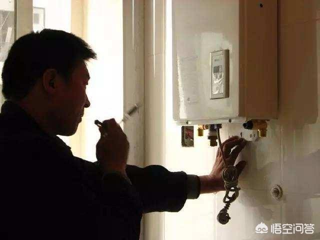 洗浴过水漫游沙皮:燃气壁挂炉的生活热水恒温吗？还是说装个恒温热水器更舒适？