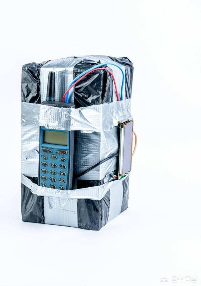 定时引爆可以利用手机上的闹钟功能或者计时器功能,最隐蔽的办法是