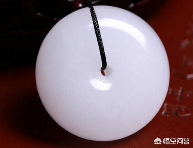 玉平安扣灵异事件:300块钱的翡翠平安扣是真的吗？