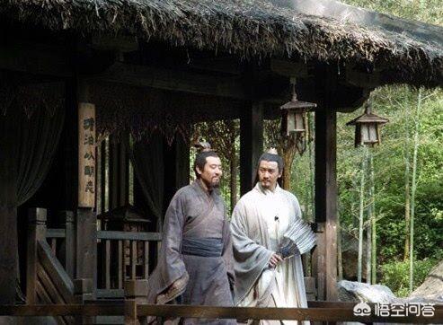 真实历史上,诸葛亮主动投奔刘备,为何却在《出师表》里写道“三顾臣于茅庐之中”？