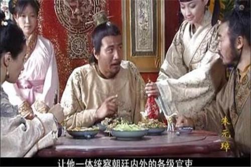 朱元璋吃饭发现碗中有根头发，随后叫来厨师，厨师是如何机智逃生的？这件事结果如何？插图88