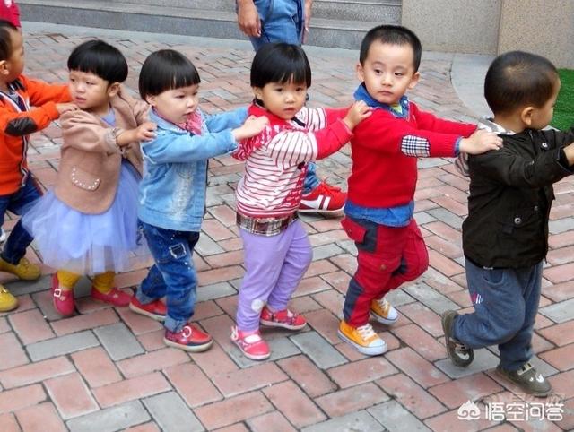 现在一些幼儿园经常给孩子们播放热门歌曲,这合适吗？