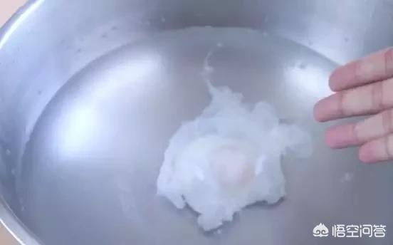 居家做荷包蛋，怎样做才会“蛋白水清”、鸡蛋不会碎