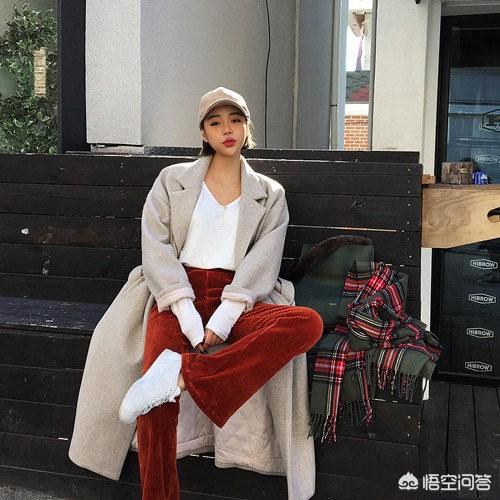红色裤子配什么颜色上衣,棕色裤子配什么颜色的上衣好看？