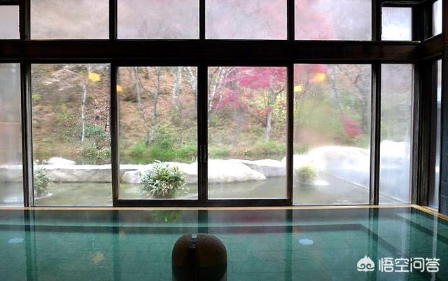日本温泉现在还有男女混浴的习俗吗，在日本泡温泉为什么要裸泡