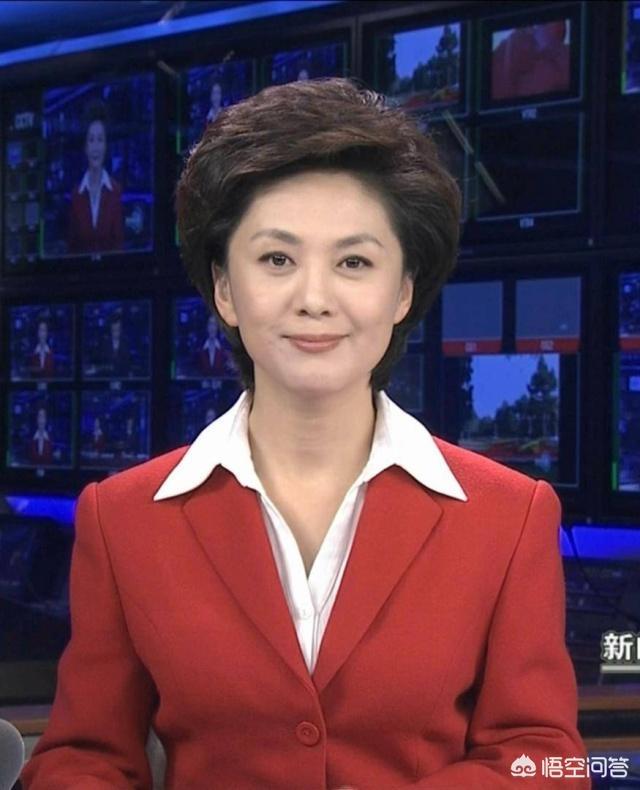 45岁央视新闻联播主持人海霞回郑州老家过年,说河南话扭秧歌平易近人,你怎么看？