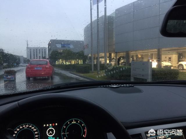 和喜欢的女生聊天时,用哪些套路能让她主动对你“投怀送抱”？