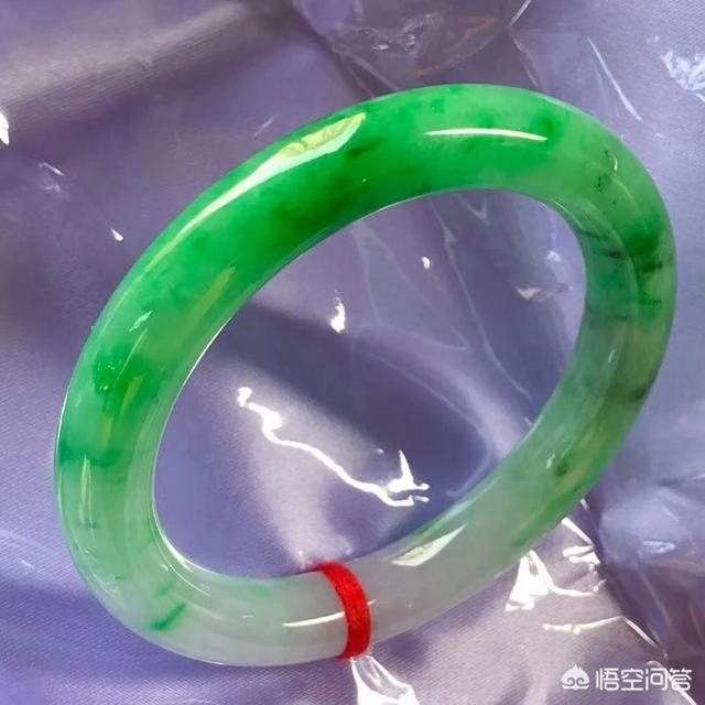 什么气质的女人适合戴翡翠,女孩子戴什么样式的翡翠挂饰最合适呢？