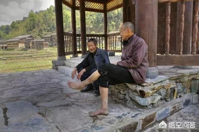 脚像细牛脚:农村老俗话说“脚板下无空，是个老长工”是什么意思？有道理吗？