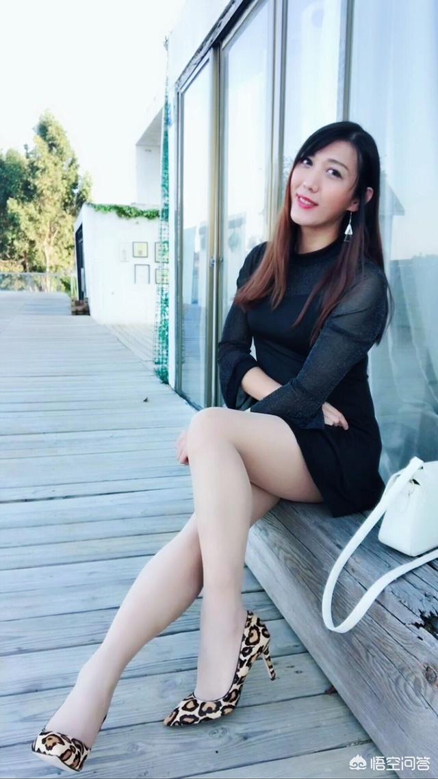 连身袜怎么上厕所:女人的连体丝袜和长筒丝袜有什么区别？