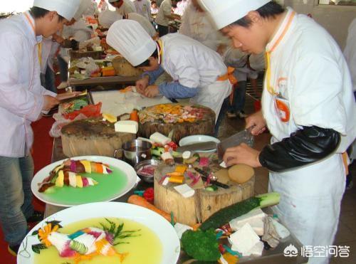 如果想当厨师,是念烹饪学校好还是直接到饭店当学徒好？为什么？