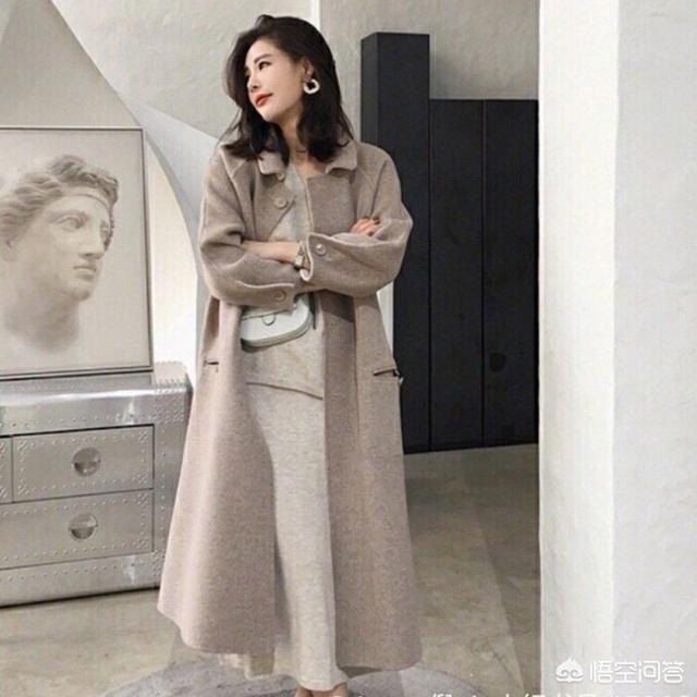 灰伽大衣配什么色的毛衣好看？