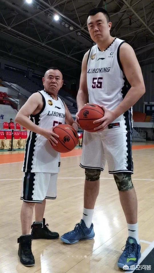 韩德君抱起潘长江:韩德君合影潘长江，网友调侃“CBA最强双塔诞生！”你怎么看