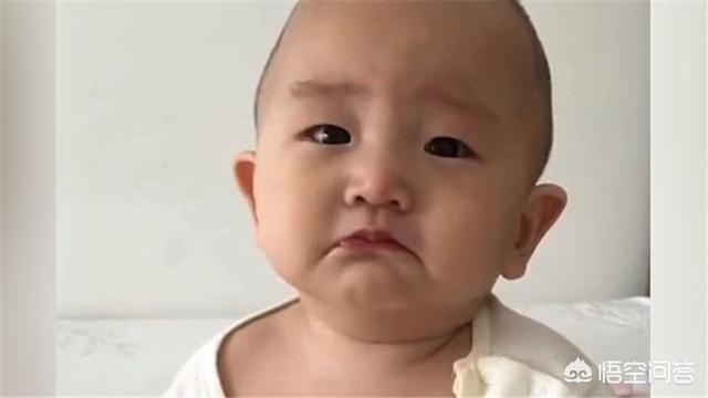 新生儿睡觉翻白眼:孩子常翻白眼是怎么回事？ 新生儿睡觉翻白眼斜视还笑