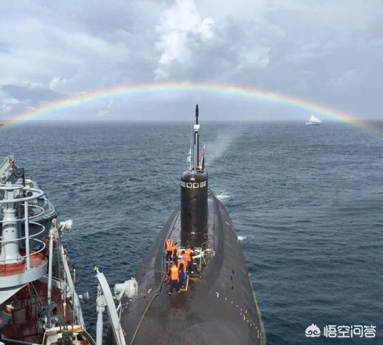 黑海夺金电影:潜艇在深海里航行时，人如何从里面出来？