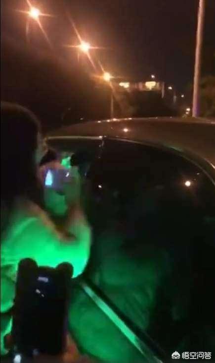 “王源被私生饭扒车窗”上热搜,该如何看到这种行为？