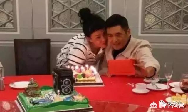 周润发老婆:周润发一生无子，为什么却对妻子疼爱有加呢？