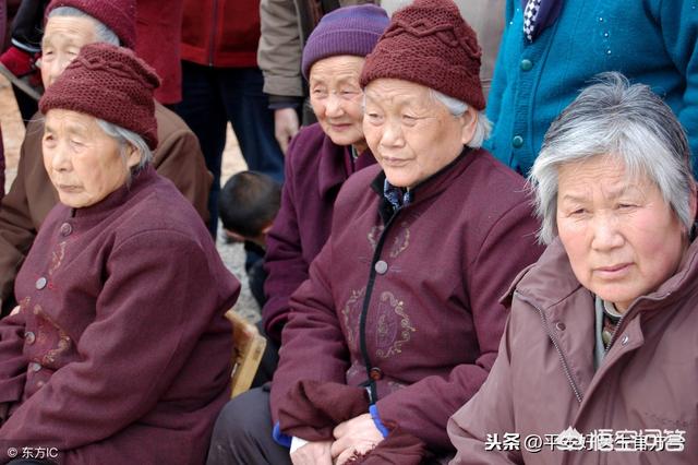 身体臭的原因是什么:为什么有的女人身上总有臭味，是什么原因引起的？ 身体很臭是什么原因引起的