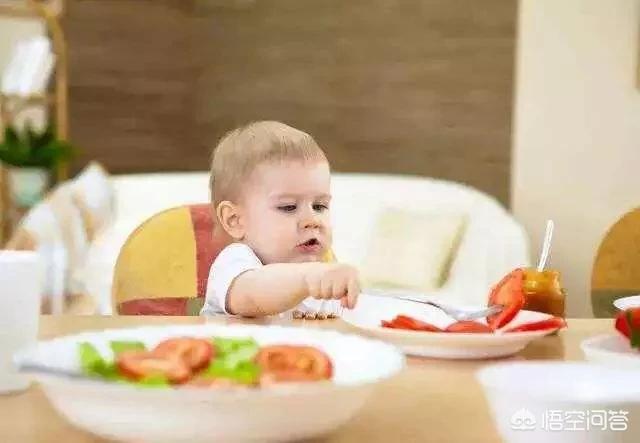 幼儿喂食时间表:宝宝一岁之后每天要吃几顿辅食？要保证多少奶量？