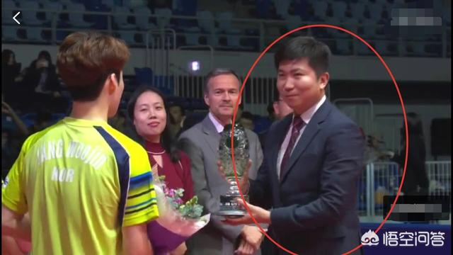 她在汶川地震失去右腿却勇夺残奥冠军，国际乒联总决赛给男双冠军颁奖的这个人是谁他有什么来头