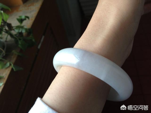 玉手镯什么玉最好,想买个玉镯送妈妈，有什么好的推荐？