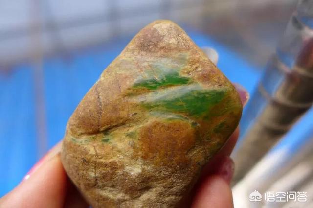 翡翠原石怎么从皮色开到满绿:怎么看原石里面有没有翠？