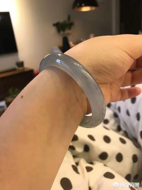 玉镯带紫色是什么玉,年轻人戴紫罗兰翡翠手镯可以吗？