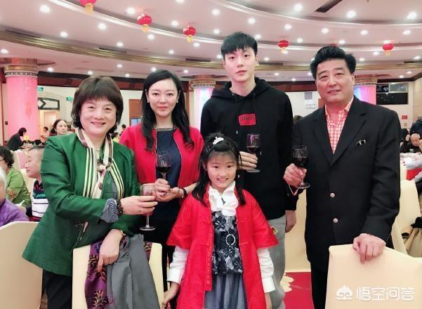 漂亮妈妈唐雅婷:CBA小将胡明轩的妈妈为什么被一些球迷称为“最美妈妈”？