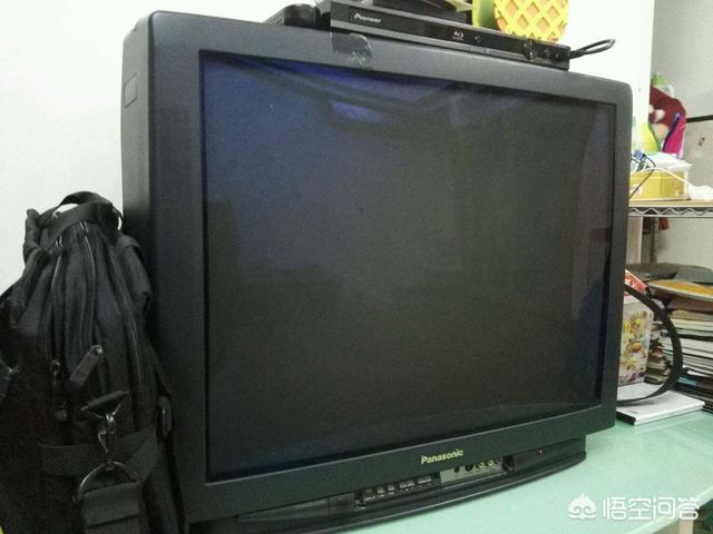 小贩收旧手机卖哪儿，农村有小贩回收旧电视机，几十块钱卖掉亏不亏