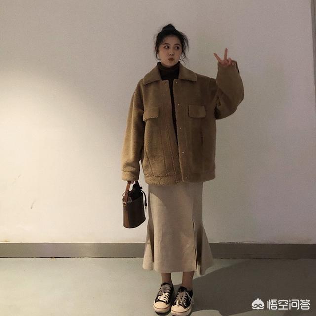 短款咖色羊羔毛外套怎么搭配？