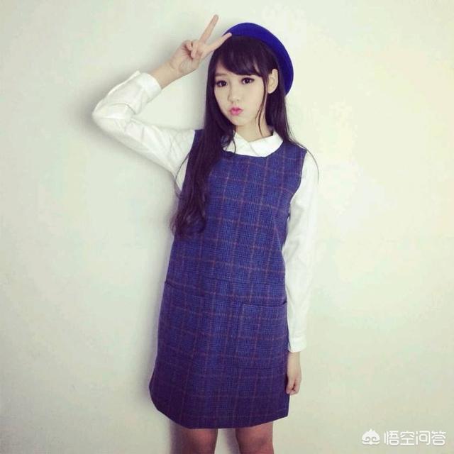 蓝色针织背心连衣裙里面应该怎么打底